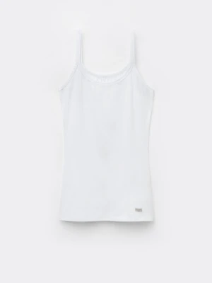 Vit linnetopp med smala axelband - En enkel och stilren vit linnetopp med smala axelband. Toppen har en rundad halsringning och är tillverkad i mjuk bomull som känns skön mot huden. Perfekt att matcha med jeans eller kjol för en clean look.