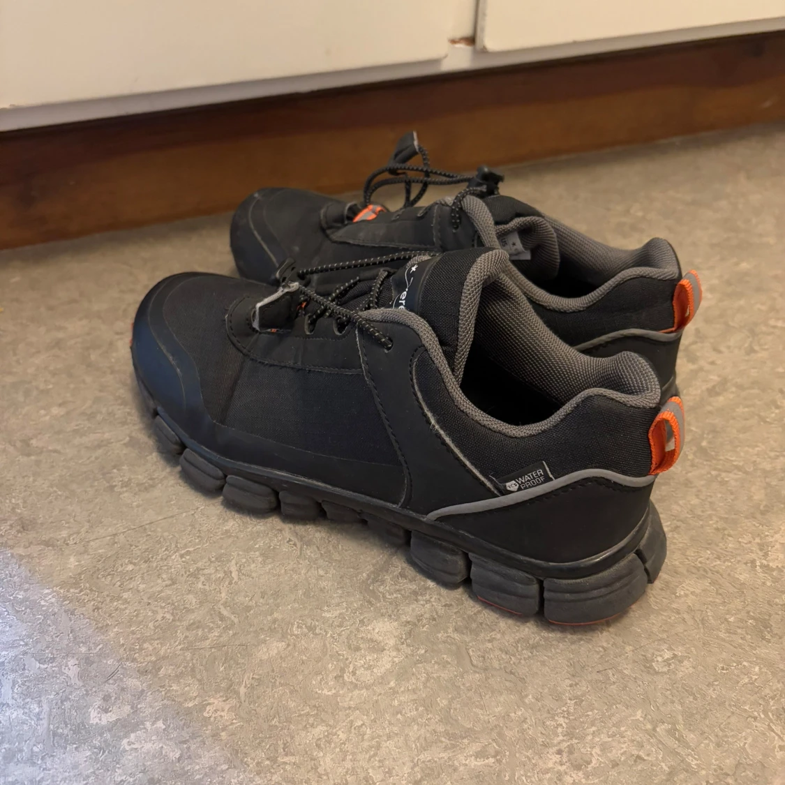 Svarta sneakers med orange detaljer