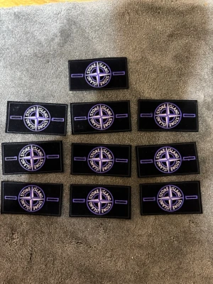 Stone Island svarta tygmärken lila - 160kr/per styck priset kan ännu diskuteras 