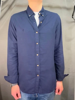 Ralph lauren skjorta M  - Säljer denna sjukt snygga ralph lauren skjortan perfekt för sommaren! Den är size M slim fit. Modellen är 180cm. Skjortan kan passa upp till 186! Skick 8/10 inga hål eller skador. Nypris ca 1599kr. Hör av dig vid minsta fundering! 🤩📦
