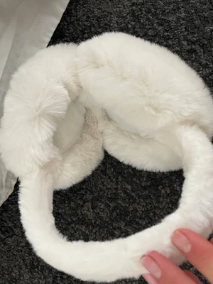 Vita fluffiga öronmuffar - Helt oanvända o supermjuka💗