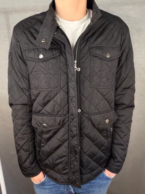 Fieldjacka dressman m - Säljer denna sjukt snygga vårjacka från dressman! Size M. Modellen är 180cm. Jackan passar ca 185cm bäst! Skick 9/10 inga fel eller skador! Hör av dig vid intresse 🤩