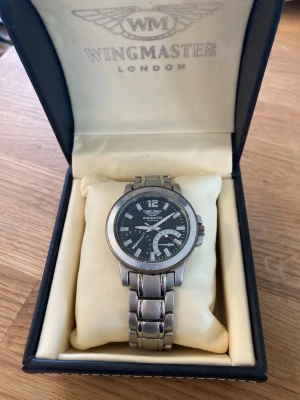Wingmaster London 42mm Herrklocka - Säljer en snygg stilren ovanlig herrklocka från Wingmaster i gott skick enligt bilder. Behöver rengöras och nytt batteri. Fungerar bra, originalarmband i stål, datumvisare, vattentät osv. Fås i snygg premium läderlåda.  Nypris: 2600 SEK Mitt pris: 489 SEK  Skickas alltid snabbt och spårbart. Skriv vid frågor och se gärna mina andra annonser!   GRATIS: För betalande kunder erbjuder jag personlig experthjälp för dig att göra nya fynd (nytt & begagnat). Fråga för mer info!