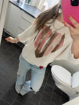 cool tröja - super cool och unik tröja som är helt oanvänd, därav i toppenskick! står ingen storlek men skulle nog säga S 😇