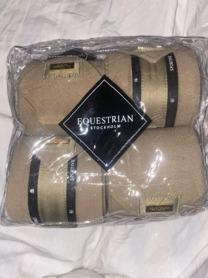 Beige lindor Equestrian Stockholm - Säljer ett set med fyra beige lindor från Equestrian Stockholm. Helt nya och aldrig använda. Nypris 499 kr