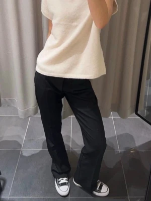 Svarta kostymbyxor från Bik Bok - Snygga svarta kostymbyxor från Bik Bok med raka ben och hög midja. Klassisk design med hällor för skärp och diskreta fickor. Perfekta för en clean och stilren look. Materialet känns mjukt och följsamt.