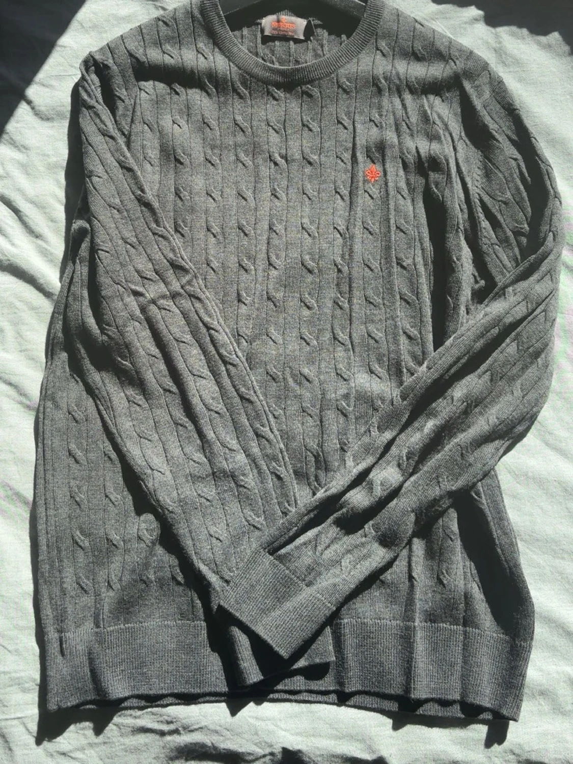 En mörkgrå kabelstickad tröja från Morris gjord av merino ull!