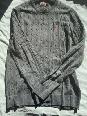 En mörkgrå kabelstickad tröja från Morris gjord av merino ull! - En mörkgrå kabelstickad tröja från Morris gjord av merino ull! Märket är rött. Köpt från Morris på NK förra året. Nypris ca 1599-1699. Jag säljer för 900 kr men kan tänka mig att förhandla angående priset om så krävs! Bara att skicka ett meddelande. Jag bor i Stockholm och kan mötas upp! Tröjan har dessutom endast använts några få gånger och är lika god som ny.