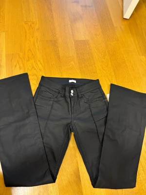 Svarta bootcut jeans från Nelly - Snygga svarta bootcut jeans från Nelly, fick precis hem de men dom är för stora 
