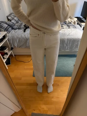 Vita raka jeans med hög midja - Säljer ett par vita jeans med rak passform och hög midja. Loose straight high waist. Jeansen har klassisk femficksdesign och är tillverkade i ett kraftigare denimtyg. Perfekta till en clean och stilren look. Nypris 499.