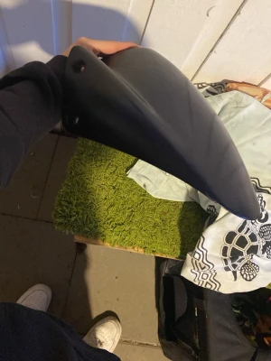 Svart framskärm till moped - Säljer en svart framskärm i plast.