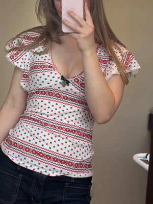 Prickig topp - Fin topp med volanger fram och bak