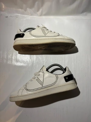 Valentino skor  - Hej! Säljer nu mina skor från märket Valentino, storlek 38.5 bra skick, allt på bilden ingår. Tveka inte på att höra av dig om du har frågor eller funderingar kring skorna! 