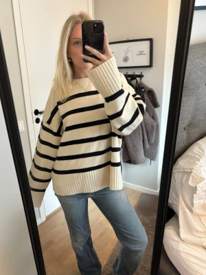 Randig stickad tröja  - Randig stickad tröja, storlek S, oversize, aldrig använd (ny med prislapp) 