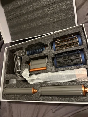 Navy ✨ Airwrap Helt Ny Hårborste Hårtorkare Elektrisk Mörblå  - liknar dyson, men är inte det, står ingenstans. Helt ny. fick till jul men kom inte till användning och är helt ny. Buda gärna så kan den skicka omgående 😆‼️~ alla tillbehören kommer med som normala airwrap, kolla på tiktok kanske? ~
