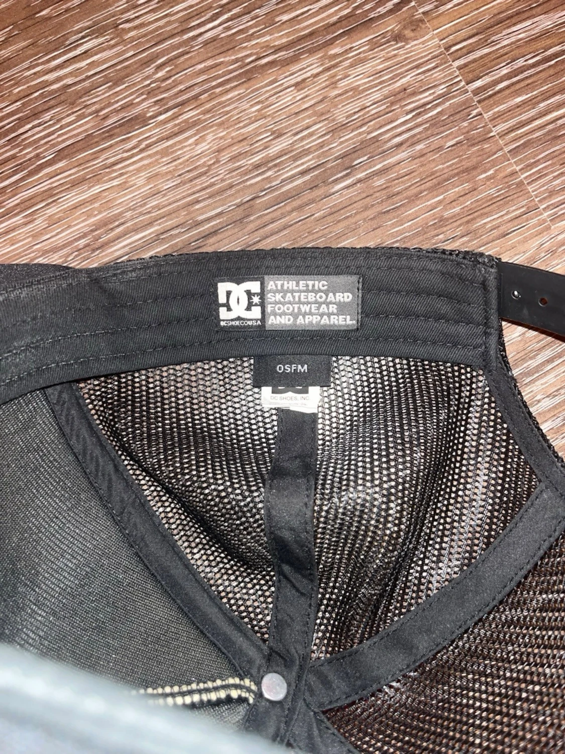 Svart DC keps med mesh - 2