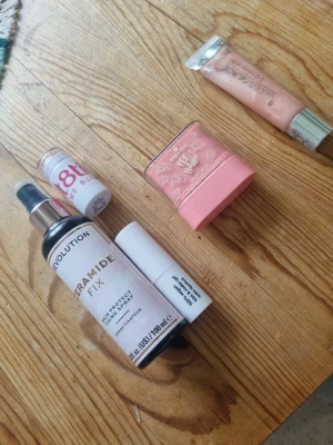 Sminkbas-kit med flera produkter - Ett kit med sminkbas-produkter: Revolution Ceramide Fix setting spray, Beauty Bay primer, 8t8 Time Blush stick, The Saem blush balm och en glansig rosa primer. Perfekt för att skapa en fräsch och hållbar bas. Fina rosa och vita toner, olika former och smarta förpackningar.
