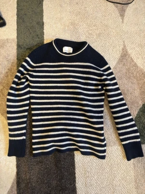 Samsøe Samsøe sweatshirt - Otroligt skön och stilren stickad tröja från Samsøe Samsøe i storlek S. Jag är 170 cm lång och den sitter perfekt :)