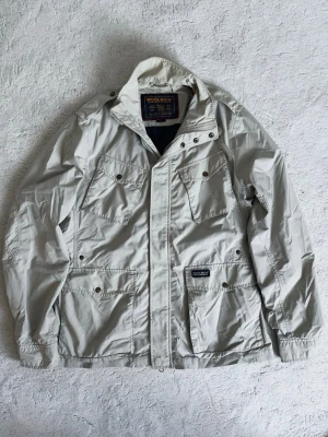 Woolrich Fieldjacket - Snygg och eftertraktad field jacka från Woolrich! Fint skick inga defekter. Storlek L, modellen är ca 182, 70kg, lite för stor. Kontakta mig för fler frågor och funderingar!