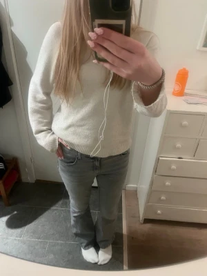 Grå bootcut jeans med mellanhög midja - Säljer ett par grå bootcut jeans med mellanhög midja från Gina, det står storlek 42 men passar mig som har 38, de är även stretchiga i midjan