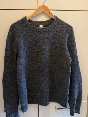 Mörkgrå stickad tröja från Arket - Mjuk mörkgrå stickad tröja från Arket i ull- och alpackablandning