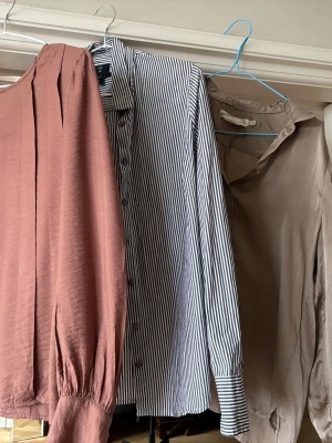Blusar och Skjorta - Två blusar och en skjorta i storlek S/M. 75 kronor styck eller 200 för alla tre .