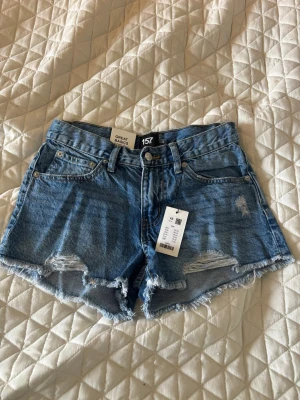 Jeansshorts från lager 157 - Säljer dessa oanvända jeansshortsen från lager 157 i storlek xs. Prins går att diskutera💞