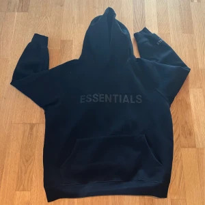 Essentials hoodie  - Köpt för inte så länge sen men säljer då den va för liten på mig 