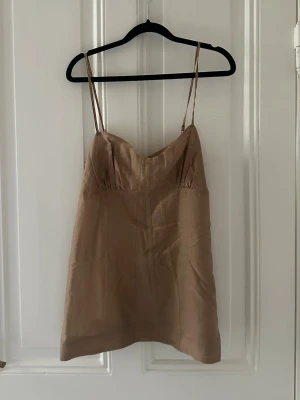 Guldig topp med tunna band - SÅÅ snygg, perfekt till sommaren, Liten i storleken