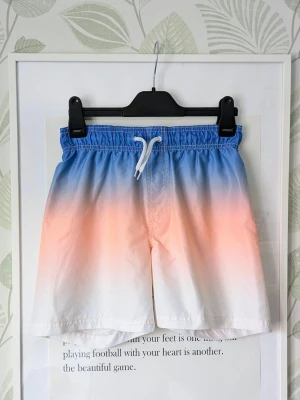 Lindex Badshorts Storlek 146/152  - - I jättefint skick.  - Använd ett fåtal gånger.  - Hittar inget att anmärka på mer än skavank i nätet på insidan..  - Jag kan ha missat någon miniskavank men jag har försökt att granska plagget så gott det går.