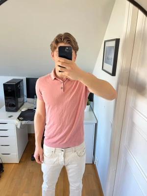 Ljusrosa pikétröja från Massimo dutti - Säljer en ljusrosa pikétröja från Massimo dutti. I mjuk och skön bomull. Det finns små hål under kragen (se bild 6). Hör gärna av dig vid frågor!