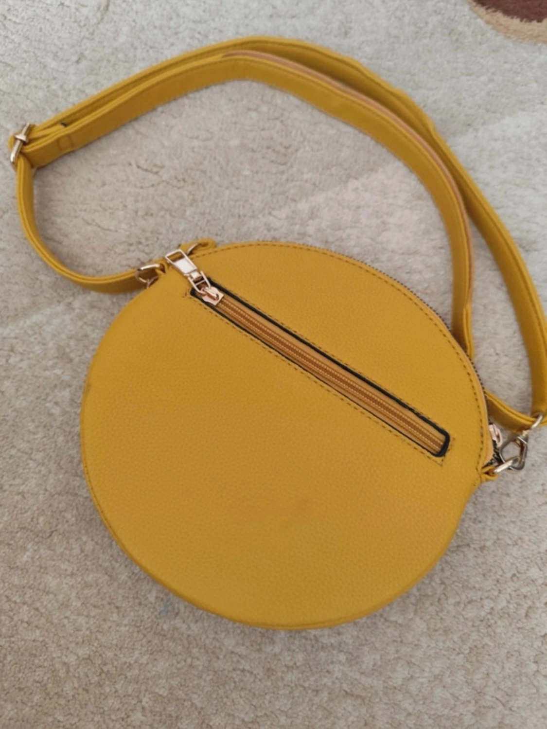 Gul axelväska med blomdetalj - 1