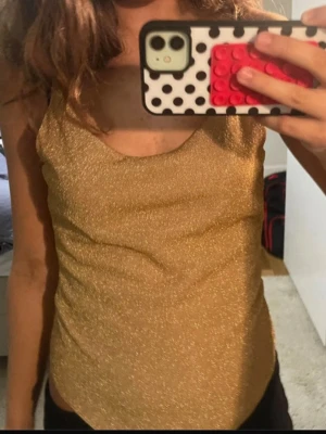 Glittrig body - Oanvänd glittrig snygg body💕prislappen gick av o råkade kasta den💕