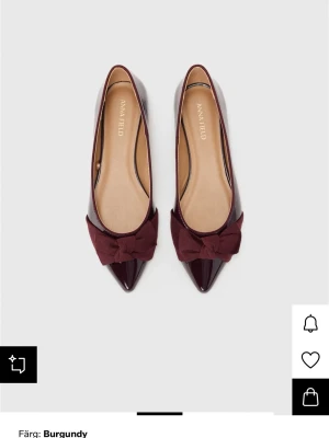 Burgundy ballerinaskor med rosett - Snygga burgundy ballerinaskor från Anna Field med spetsig tå och stor rosett framtill. Skorna har en glansig finish i lackmaterial och låg sula. Perfekta för dig som vill ha en elegant och trendig look.