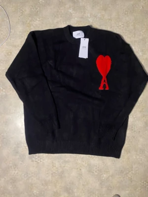 Ami paris tröja - Helt ny ami paris tröja i perfekt skick. Aldrig använd och säljer för bra pris. Skickar ofta samma dag eller dagen efter. perfekt nu till våren/sommaren. Kom med bud eller andra frågor! vet inte om den är helt äkta