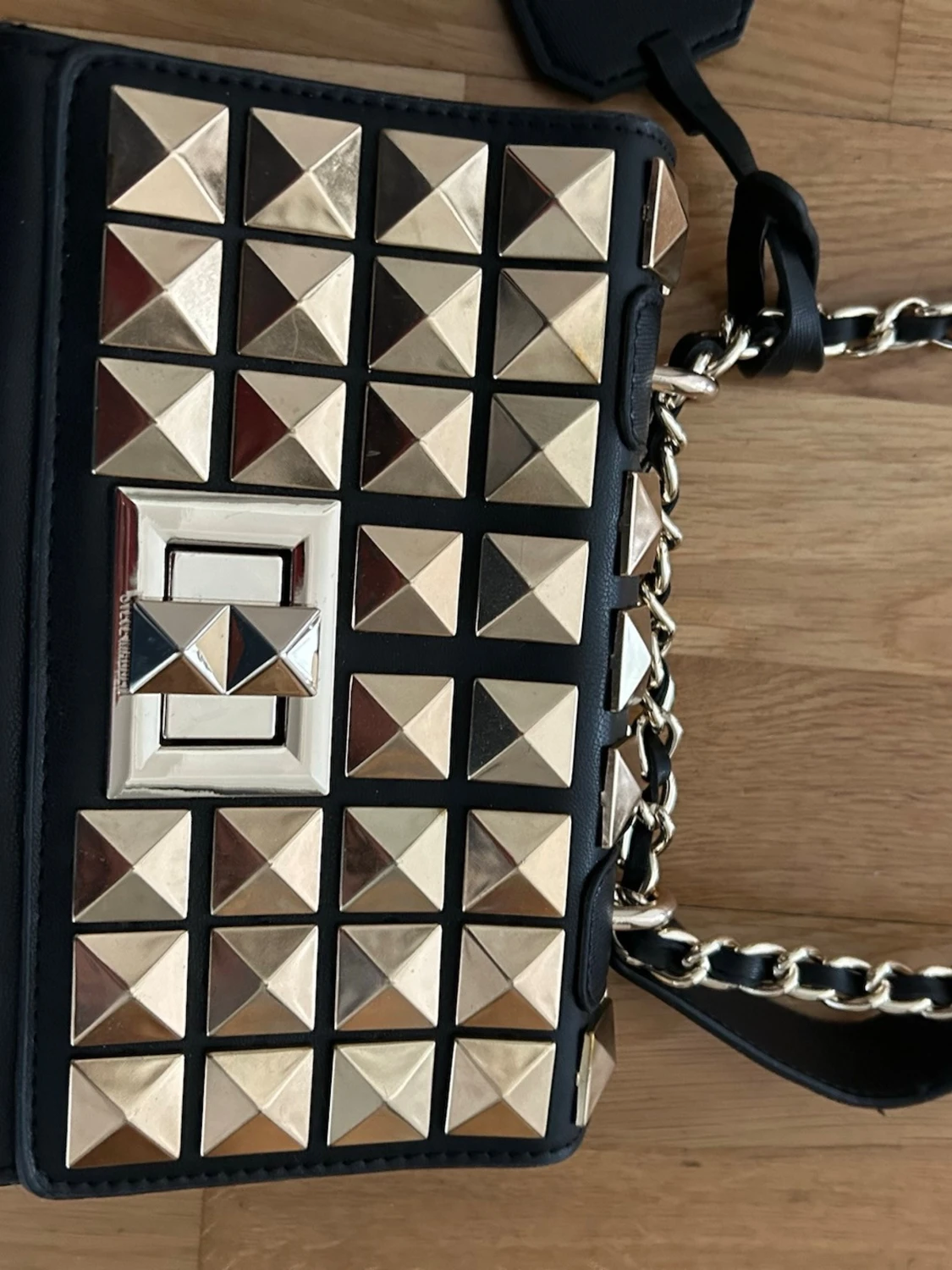 Steve Madden Svart axelväska med guldfärgade nitar - 1