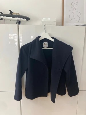 Marinblå kappa från Gina Tricot - Mycket snygg kappa från Gina Tricot i bra skick som passar perfekt nu till våren! 