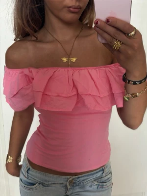 Rosa Offshoulder volangtopp  - Såå fin rosa Offshoulder volangtopp! Jag är 168 och det är mina bilder, köp via köp nu direkt eller Swish, kvar tills markerad som såld 💖 