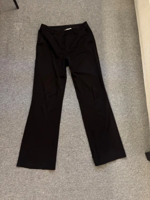 Svarta kostymbyxor med bootcut - Snygga svarta kostymbyxor med klassisk bootcut passform. Perfekta för en stilren look.💙🩵