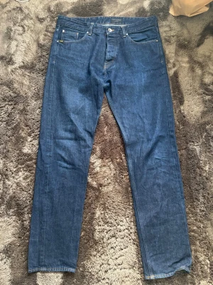 Blå raka jeans från tiger of sweden - Tiger of Sweden jeans 👖🔥 Mörkblå wash, clean och riktigt stilrena. Sitter fett bra & passar till allt ✨.