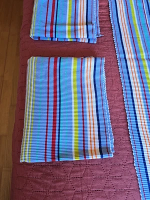 Randiga tygservetter och löpare - Säljes: Tjockt tyg till bord eller TV-bänk Jag säljer fina och slitstarka tygbitar som passar perfekt att lägga på bord eller TV-bänk. Tyget är tjockt och har en kvalitet som liknar en matta, vilket gör det både stabilt och dekorativt. Perfekt för att skydda ytor och samtidigt ge ett fint utseende till hemmet. En set  för 50 kr