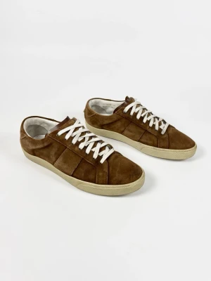 Saint Laurent sl/06 skor - | Säljer ett par Saint Laurent sneakers i riktigt bra använt skick | Storlek: 42 | Enbart skorna ingår | Hör av dig vid frågor eller funderingar