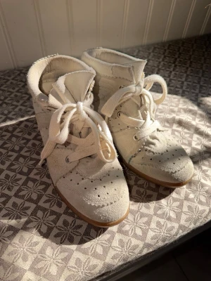 Isabel Marant Skor - Säljer dessa såå snygga Isabel Marant skor i modellen bobby. Några få defekter som går att åtgärdas. Pris kan diskuteras💖