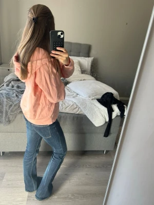 Persikofärgad hoodie  - Säljer en persikofärgad hoodie från svea  med dragkedja framtill och broderad logga på bröstet 💞