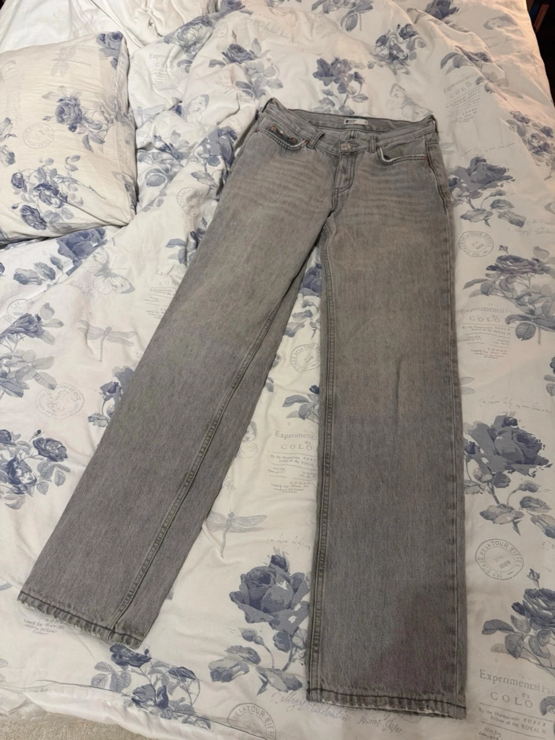 Grå raka jeans med låg midja