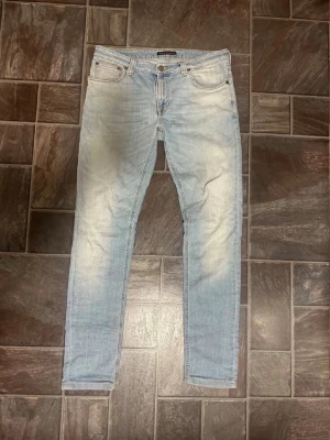 Ljusblå Nudie jeans  - Säljer mina favorit jeans från nudie i storlek W32 L34 som jag har växt ur därför jag säljer. Hör av dig vid frågor 