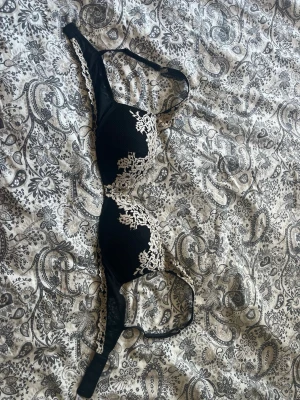 Intimissmi bh  - Svart push up bh från intimissmi. Storlek 75D, använd med i mycket bra skick! Skriv ifall ni har några frågor!❤️