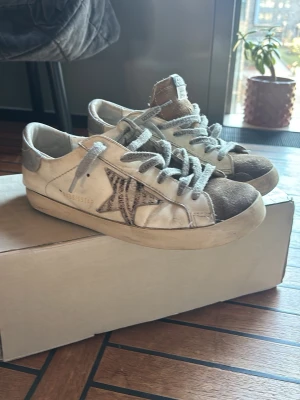 Vita Golden Goose Superstar sneakers - Säljer Golden Goose Superstar sneakers för 1000kr priset går att diskuteras.