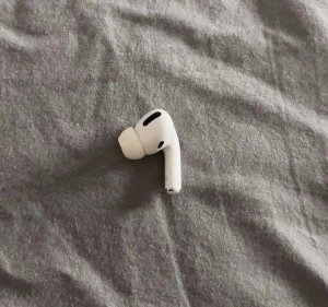 AirPod Pro Gen 1 - Höger pod - Säljer en höger Apple AirPod Pro gen 1 (2019) då jag tappat resten.  Fint skick, fungerar som den ska.  Såklart rengjord men går att byta ut gummi toppen.  Ny pod kostar ca 1000kr i butik. 
