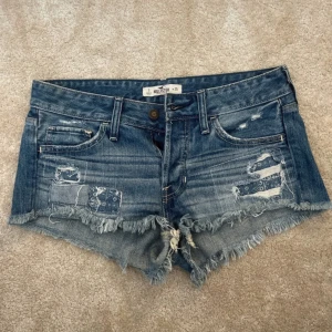 Hollister short - Lågmidjade jeansshorts från hollister i storlek W25. Aldrig använda, pris kan diskuteras!🩷